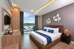 thumbs_Deluxe_Riverview_Room01