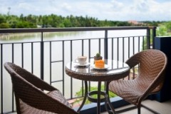 thumbs_Deluxe_Riverview_Room03